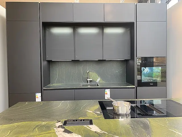 Exklusive Ausstellungsküche mit Naturstein &amp; Miele