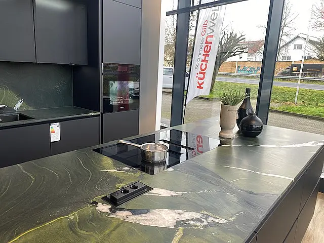 Exklusive Ausstellungsküche mit Naturstein &amp; Miele