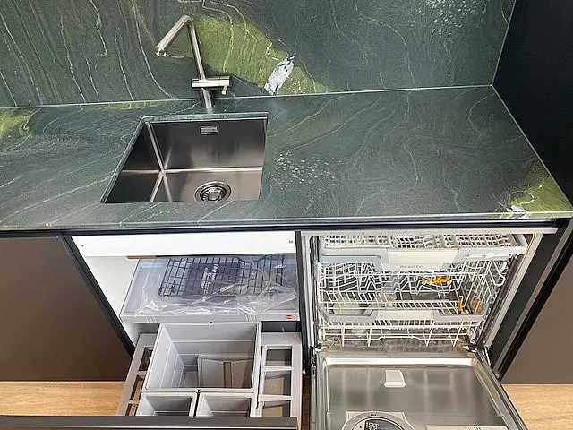 Exklusive Ausstellungsküche mit Naturstein &amp; Miele
