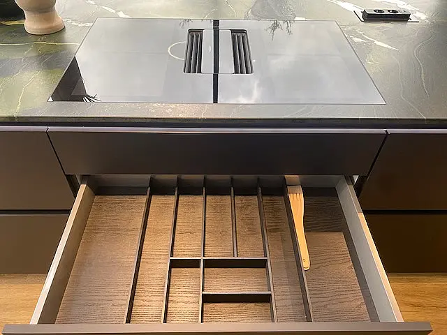 Exklusive Ausstellungsküche mit Naturstein &amp; Miele