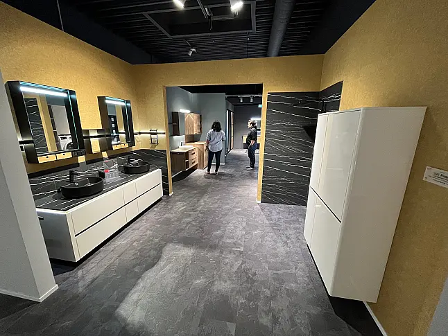 Exklusives Badezimmer mit zwei Waschbecken  und zwei LED-Spiegel - Keramik Arbeitsplatten - Magnolia Hochglanz