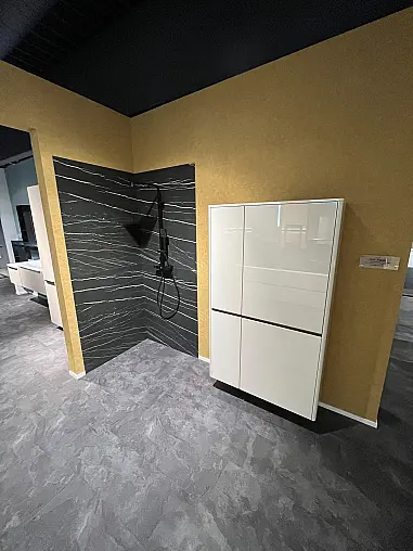 Exklusives Badezimmer mit zwei Waschbecken  und zwei LED-Spiegel - Keramik Arbeitsplatten - Magnolia Hochglanz