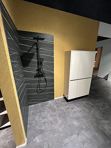 Exklusives Badezimmer mit zwei Waschbecken  und zwei LED-Spiegel - Keramik Arbeitsplatten - Magnolia Hochglanz