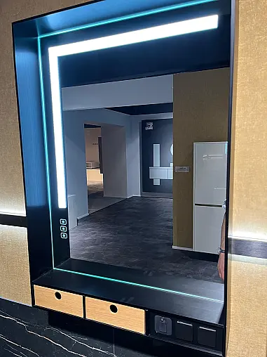 Exklusives Badezimmer mit zwei Waschbecken  und zwei LED-Spiegel - Keramik Arbeitsplatten - Magnolia Hochglanz