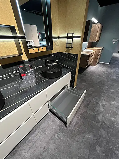 Exklusives Badezimmer mit zwei Waschbecken  und zwei LED-Spiegel - Keramik Arbeitsplatten - Magnolia Hochglanz