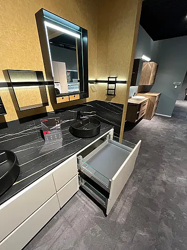 Exklusives Badezimmer mit zwei Waschbecken  und zwei LED-Spiegel - Keramik Arbeitsplatten - Magnolia Hochglanz
