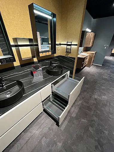 Exklusives Badezimmer mit zwei Waschbecken  und zwei LED-Spiegel - Keramik Arbeitsplatten - Magnolia Hochglanz
