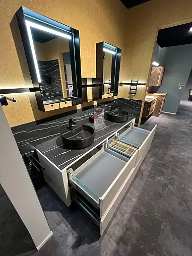 Exklusives Badezimmer mit zwei Waschbecken  und zwei LED-Spiegel - Keramik Arbeitsplatten - Magnolia Hochglanz