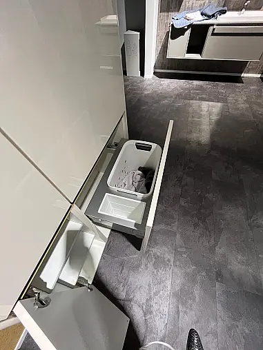 Exklusives Badezimmer mit zwei Waschbecken  und zwei LED-Spiegel - Keramik Arbeitsplatten - Magnolia Hochglanz