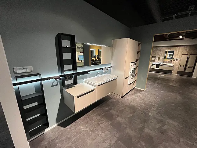 Exklusives Badezimmer mit Waschtisch, LED-Spiegel, LED-Relingsystem inkl. hochgebauter Waschmaschine von Bosch