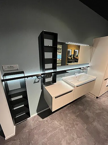 Exklusives Badezimmer mit Waschtisch, LED-Spiegel, LED-Relingsystem inkl. hochgebauter Waschmaschine von Bosch