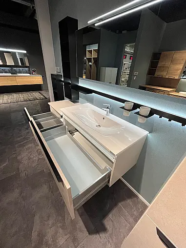 Exklusives Badezimmer mit Waschtisch, LED-Spiegel, LED-Relingsystem inkl. hochgebauter Waschmaschine von Bosch