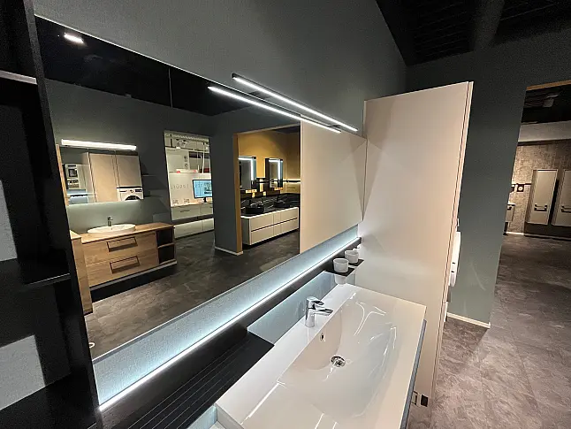 Exklusives Badezimmer mit Waschtisch, LED-Spiegel, LED-Relingsystem inkl. hochgebauter Waschmaschine von Bosch