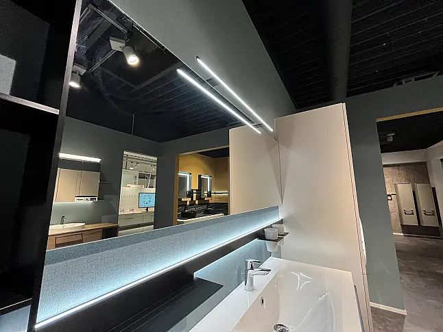 Exklusives Badezimmer mit Waschtisch, LED-Spiegel, LED-Relingsystem inkl. hochgebauter Waschmaschine von Bosch