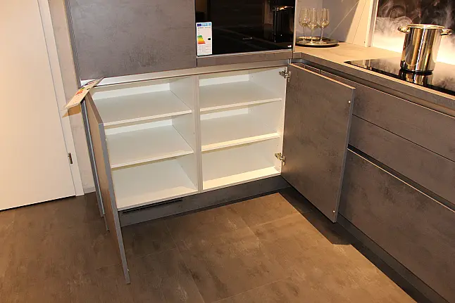 Moderne Küche mit Modullösung (einzelne Küchenblöcke) in Beton Schiefergrau NB, grifflos