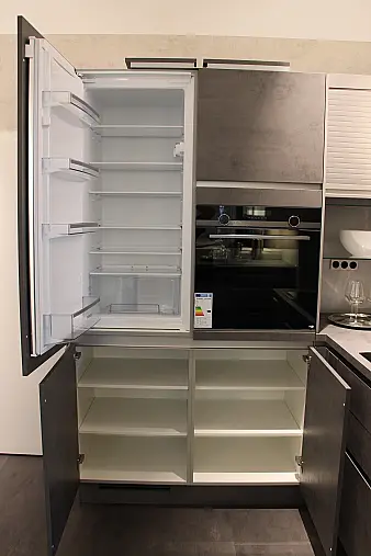 Moderne Küche mit Modullösung (einzelne Küchenblöcke) in Beton Schiefergrau NB, grifflos