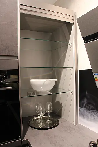 Moderne Küche mit Modullösung (einzelne Küchenblöcke) in Beton Schiefergrau NB, grifflos