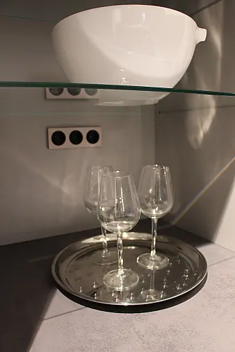 Moderne Küche mit Modullösung (einzelne Küchenblöcke) in Beton Schiefergrau NB, grifflos
