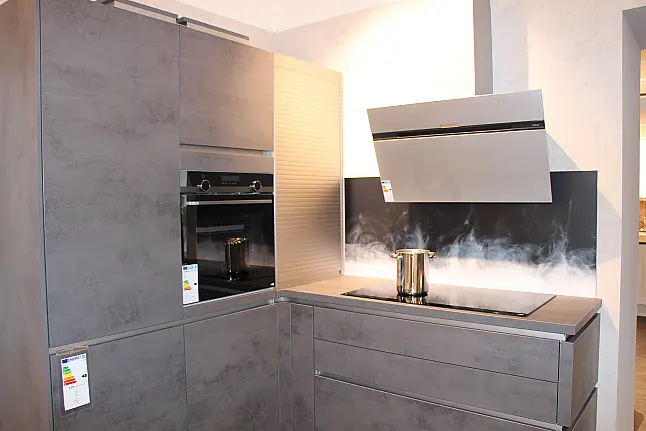 Moderne Küche mit Modullösung (einzelne Küchenblöcke) in Beton Schiefergrau NB, grifflos