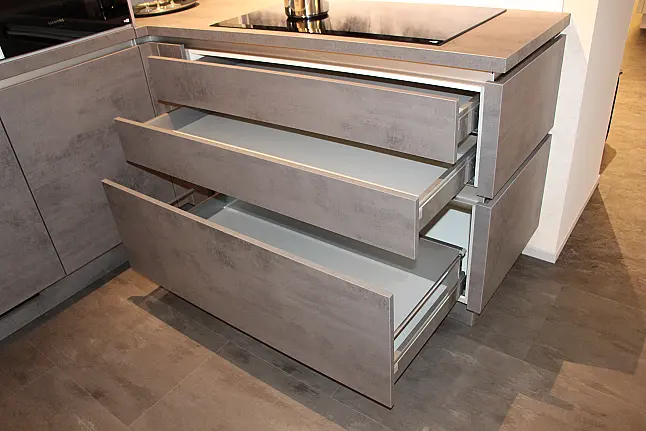 Moderne Küche mit Modullösung (einzelne Küchenblöcke) in Beton Schiefergrau NB, grifflos