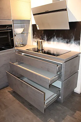 Moderne Küche mit Modullösung (einzelne Küchenblöcke) in Beton Schiefergrau NB, grifflos