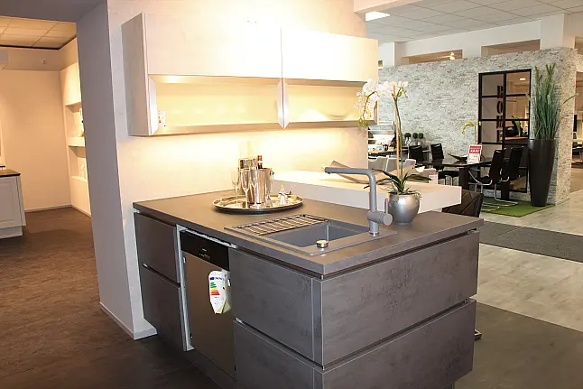 Moderne Küche mit Modullösung (einzelne Küchenblöcke) in Beton Schiefergrau NB, grifflos