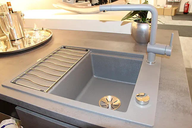 Moderne Küche mit Modullösung (einzelne Küchenblöcke) in Beton Schiefergrau NB, grifflos