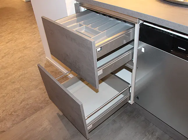 Moderne Küche mit Modullösung (einzelne Küchenblöcke) in Beton Schiefergrau NB, grifflos