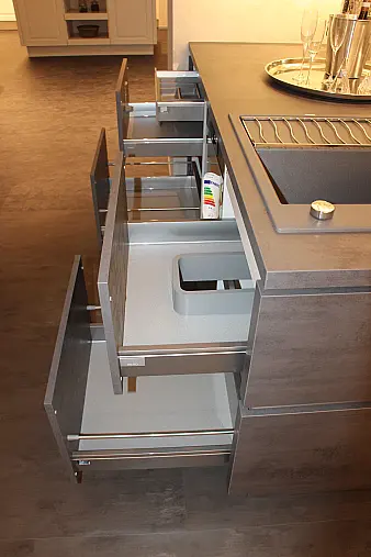 Moderne Küche mit Modullösung (einzelne Küchenblöcke) in Beton Schiefergrau NB, grifflos