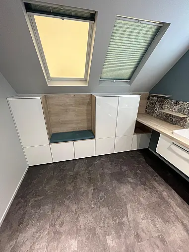 Exklusives Badezimmer  - Messstück - ideal für das Dachgeschoss  - Echtlack Alpinweiß Hochglanz