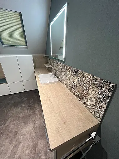 Exklusives Badezimmer  - Messstück - ideal für das Dachgeschoss  - Echtlack Alpinweiß Hochglanz