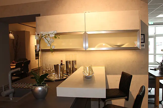 Moderne Küche mit Modullösung (einzelne Küchenblöcke) in Beton Schiefergrau NB, grifflos