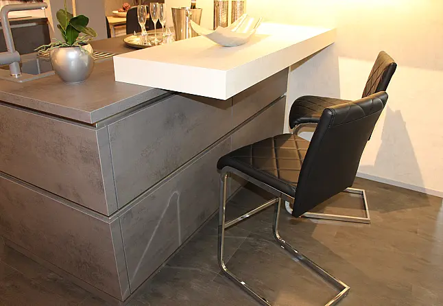 Moderne Küche mit Modullösung (einzelne Küchenblöcke) in Beton Schiefergrau NB, grifflos