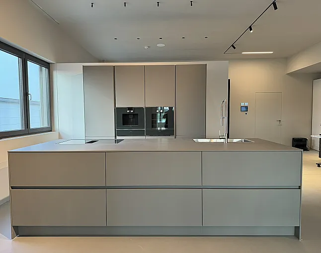 Plus Segmento - herbstgrau Fenix Schichtstof softmatt mit Laserkante (Programm: TMN) - Poggenpohl Küche - Bild 1