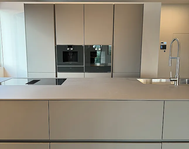 Plus Segmento - herbstgrau Fenix Schichtstof softmatt mit Laserkante (Programm: TMN) - Poggenpohl Küche - Thumbnail 5