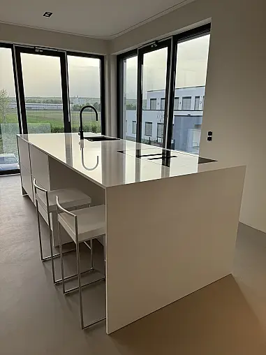 Poggenpohl Insel-Küche Weiß Samtmatt Rahmenfront 3.5
