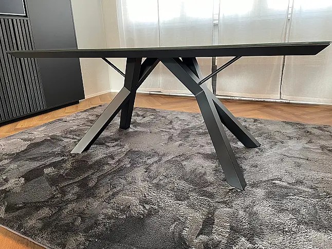 Esstisch aus Glas und Metall