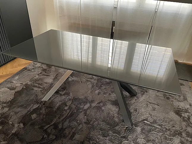 Esstisch aus Glas und Metall