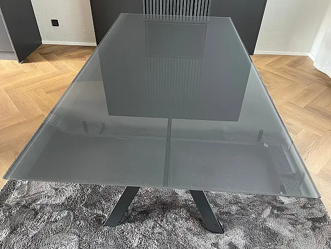 Esstisch aus Glas und Metall