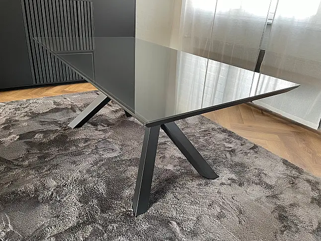 Esstisch aus Glas und Metall