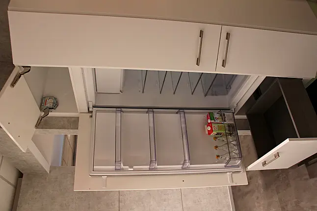 Gemütliche L-Küche mit extra Geräte-Hochschrank für den Kühlschrank in moderner Kombination: Krsitallweiß matt, mit Massiver Steinplatte sowie Farbakzenten in Pastellgrün