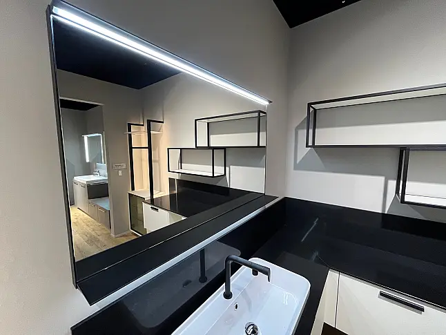 Exklusives Badezimmer mit Waschtisch - Messestück - Platte und Rückwandverkleidung in Quarzstein - LED-Beleuchtungen - Backlight-Stollen