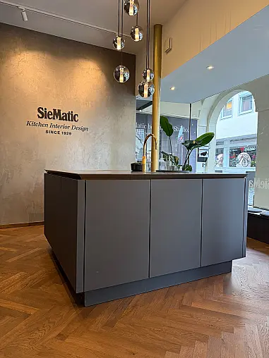 SieMatic Kücheninsel mit BORA Professional und Keramik-Arbeitsplatte