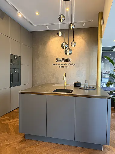 SieMatic Kücheninsel mit BORA Professional und Keramik-Arbeitsplatte