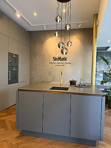 SieMatic Kücheninsel mit BORA Professional und Keramik-Arbeitsplatte