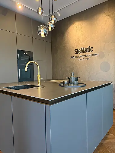 SieMatic Kücheninsel mit BORA Professional und Keramik-Arbeitsplatte