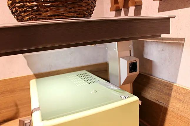 Gemütliche L-Küche mit extra Geräte-Hochschrank für den Kühlschrank in moderner Kombination: Krsitallweiß matt, mit Massiver Steinplatte sowie Farbakzenten in Pastellgrün