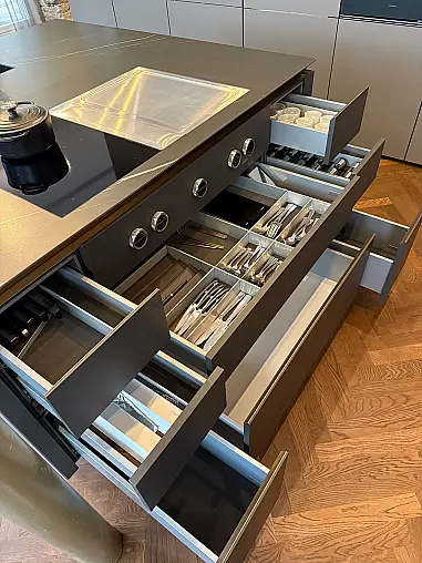 SieMatic Kücheninsel mit BORA Professional und Keramik-Arbeitsplatte