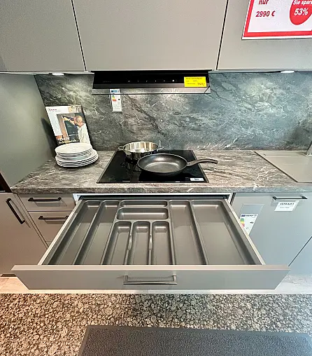 Schöne, elegante und schlichte Küchenzeile