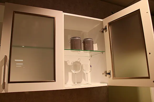 Gemütliche L-Küche mit extra Geräte-Hochschrank für den Kühlschrank in moderner Kombination: Krsitallweiß matt, mit Massiver Steinplatte sowie Farbakzenten in Pastellgrün